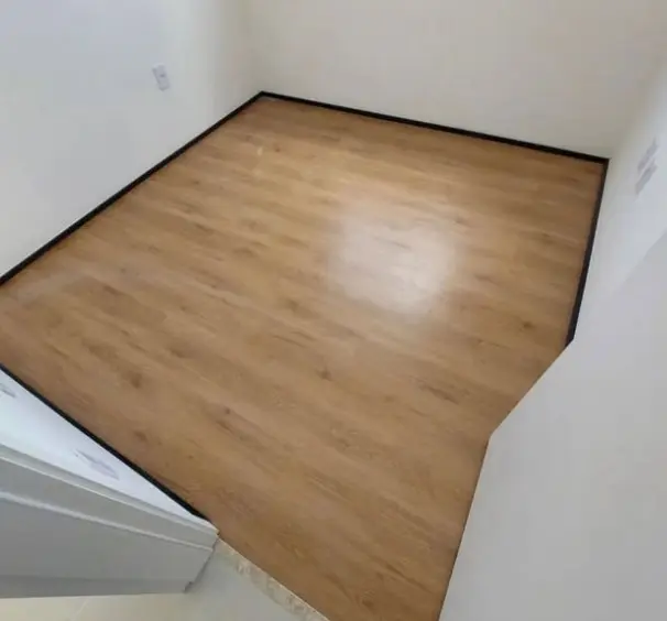 Dormitório com piso laminado em tom médio e atmosfera relaxante